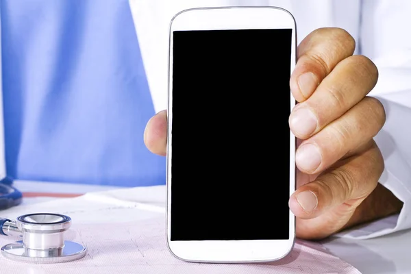 Doktor gösteren cep telefonu — Stok fotoğraf