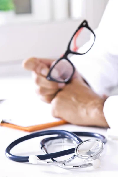 Estetoscopio sobre la mesa consulta médica — Foto de Stock