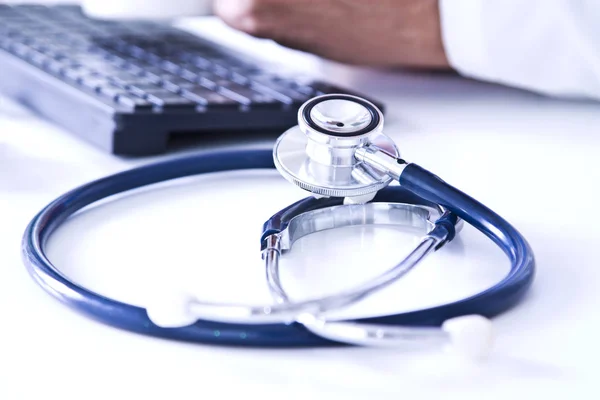 Tıbbi Danışma stetoskop ve bilgisayar ile