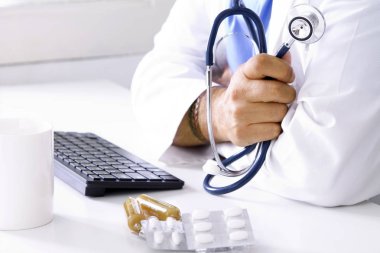 Doktor ile ön planda stetoskop