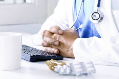 Doktor ile ön planda stetoskop