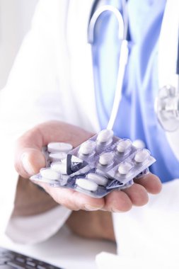 Doktor ilaçlarla birlikte elinde