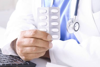 Doktor ilaçlarla birlikte elinde