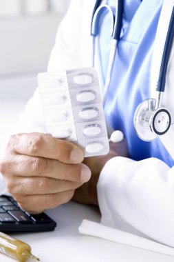Doktor ilaçlarla birlikte elinde