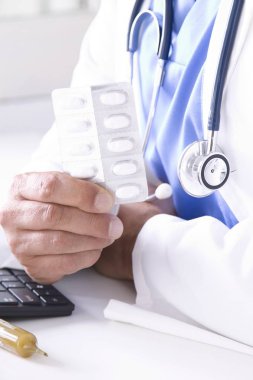 Doktor ilaçlarla birlikte elinde