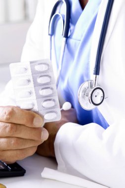 Doktor ilaçlarla birlikte elinde