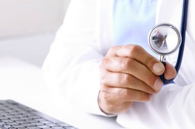 el doktor stetoskop ile