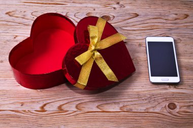 Hediye kutusu ve cep telefonu