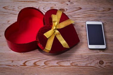 Hediye kutusu ve cep telefonu