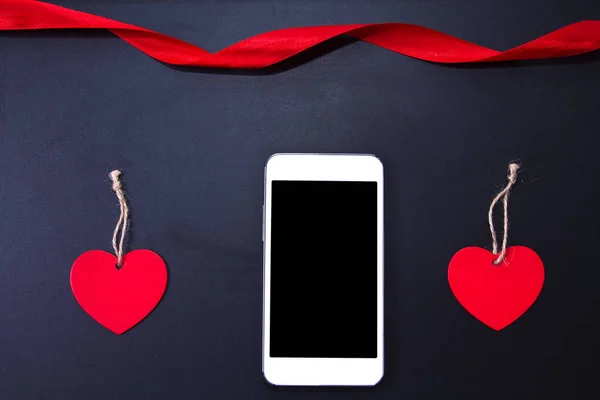 Mobiltelefon en etiketter med budskap om alla hjärtans — Stockfoto