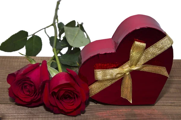 Gift box and red roses upon wood — Stock Photo, Image