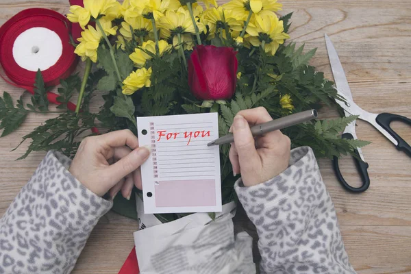 Příprava kytice z růží a poznámky pro den svatého Valentýna — Stock fotografie