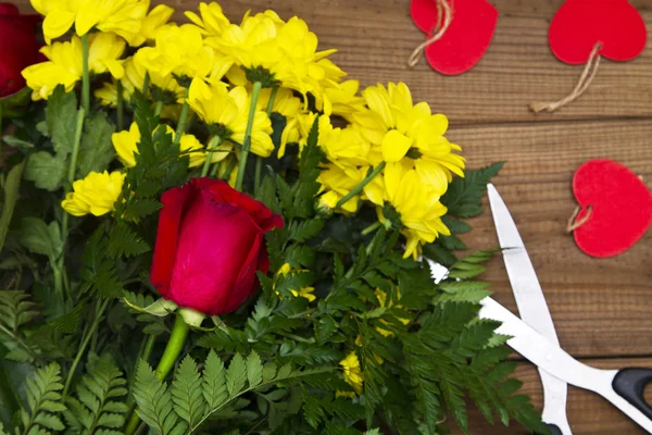 Strauß Rosen und Gänseblümchen mit Herzanhänger — Stockfoto