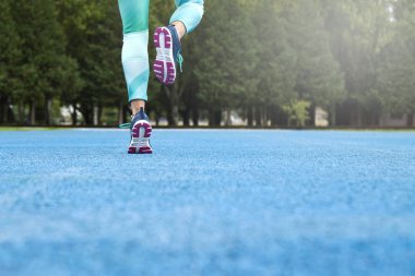 bacaklar kadın mavi koşu parkuru üzerinde çalışan