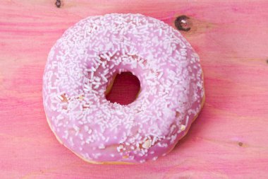 Pembe ahşap zemin üzerine çörek