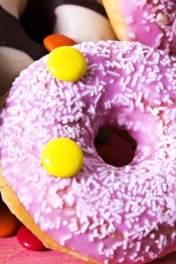 ahşap pembe üzerinde renkli donut topluluğu