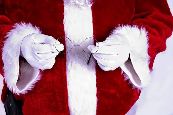 Papai Noel com os óculos nas mãos — Fotografia de Stock
