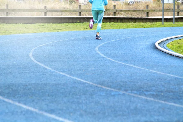 Mulher correndo na pista — Fotografia de Stock