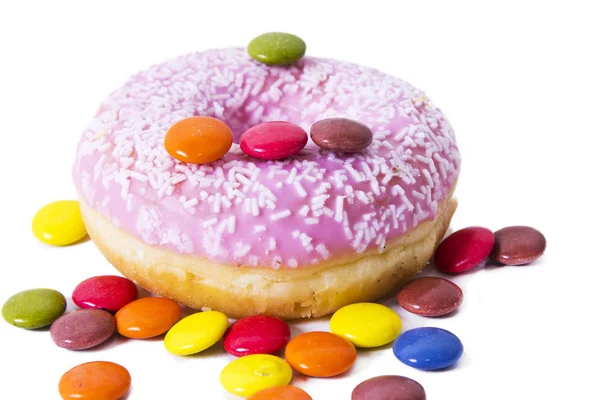 Donut com polvilhas e smarties isolados — Fotografia de Stock
