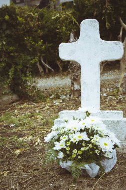 Mezarlık çapraz ile mezar