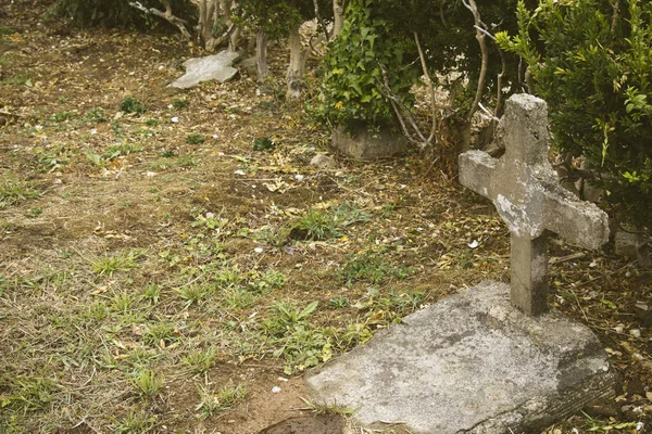 Burial with cross in the cemetery — Stock Photo, Image