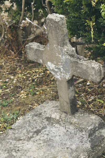Enterro com cruz no cemitério — Fotografia de Stock