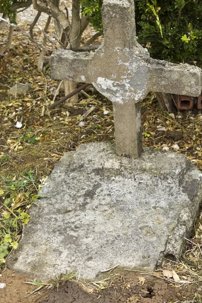 Burial with cross in the cemetery — Stock Photo, Image