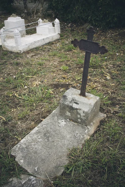 Burial with cross in the cemetery — Stock Photo, Image