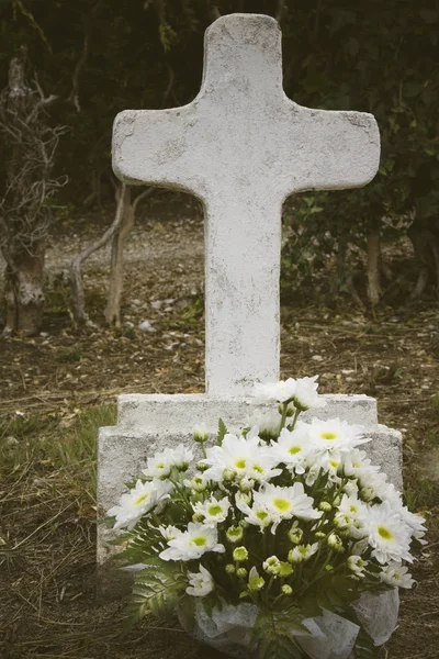 Entierro con cruz en el cementerio — Foto de Stock