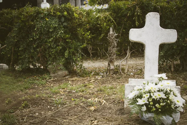 Begrafenis met kruis op het kerkhof — Stockfoto