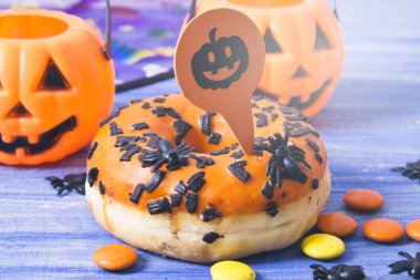 Cadılar Bayramı şeker ve şeker mavi ahşap