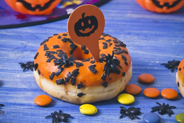 Dolci e caramelle di Halloween su legno blu — Foto Stock