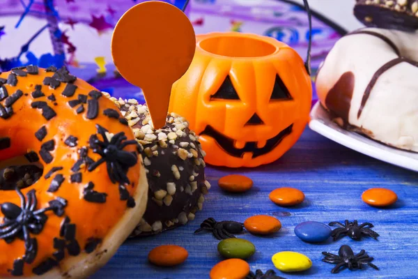 Cukierki halloween na niebieskim tle — Zdjęcie stockowe