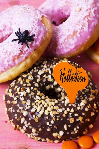 Halloweenowe ciasta na różowym tle — Zdjęcie stockowe