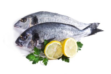 Maydanoz ve limon ile izole altın balık,