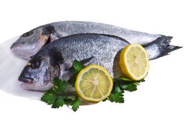 Maydanoz ve limon ile izole altın balık,
