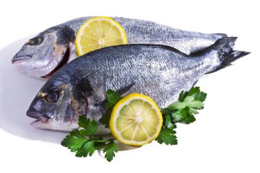 Maydanoz ve limon ile izole altın balık,