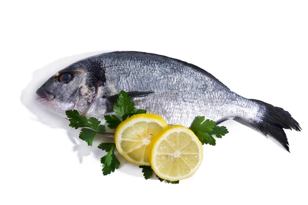 Ryby, zlatý izolované s petrželkou a citronem — Stock fotografie