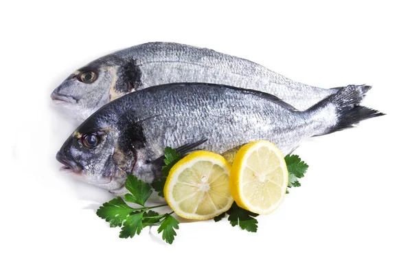 Рыба, золотая, изолированная петрушкой и лимоном — стоковое фото