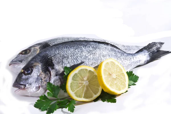 Fisch, golden isoliert mit Petersilie und Zitrone — Stockfoto