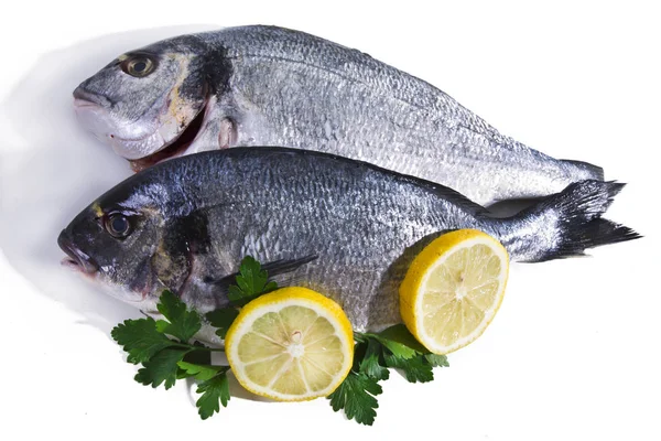 Fisch, golden isoliert mit Petersilie und Zitrone — Stockfoto