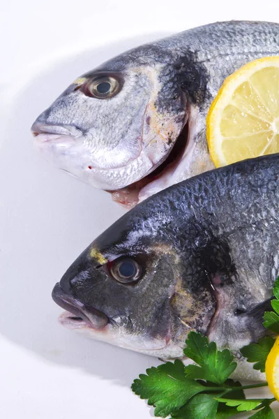 Pesce, dorato isolato con prezzemolo e limone — Foto Stock