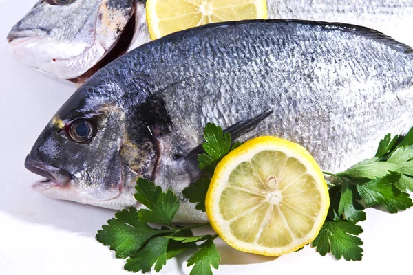 Pesce, dorato isolato con prezzemolo e limone — Foto Stock