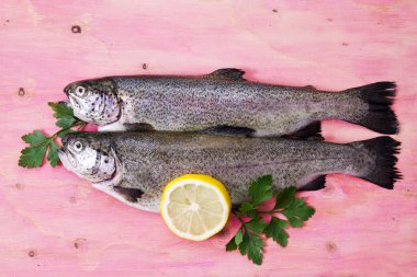 Alabalık gül ahşap arka plan üzerinde