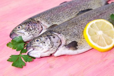 Alabalık gül ahşap üzerine maydanoz ve limon ile