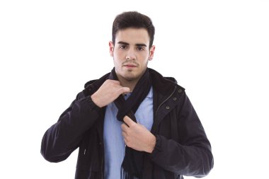 Ceket ve eşarp genç adamla