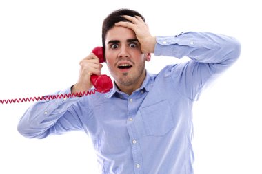 Sürpriz ifade ile kırmızı telefon ile genç adam