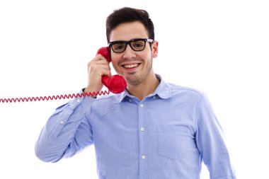 Kırmızı telefonda konuşurken gözlüklü genç adam