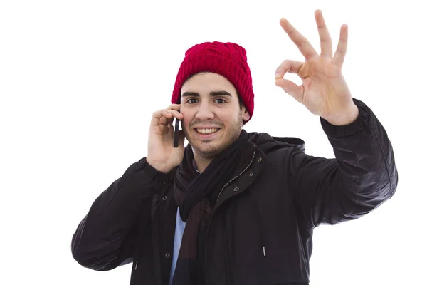 Joven con teléfono móvil haciendo el signo de ok — Foto de Stock