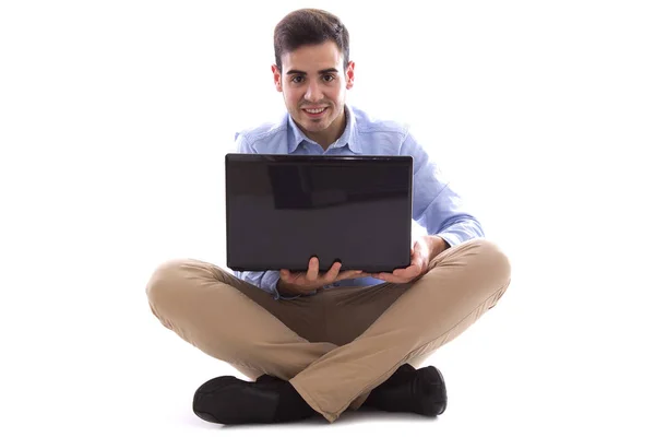 Tânăr cu laptop stând pe podea — Fotografie, imagine de stoc
